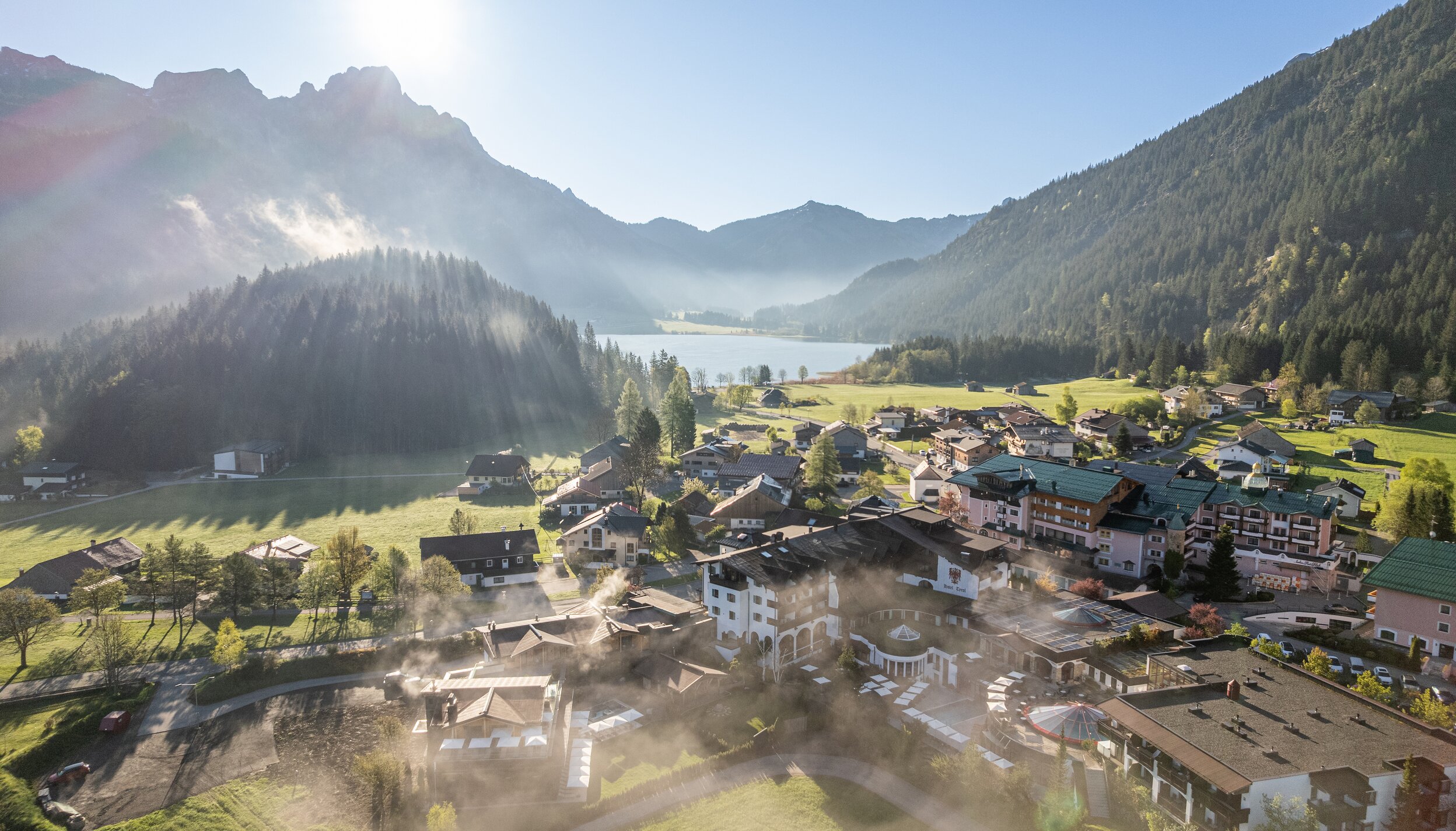 Drohnenaufnahme: Hotel Tyrol am Haldensee im Nebel