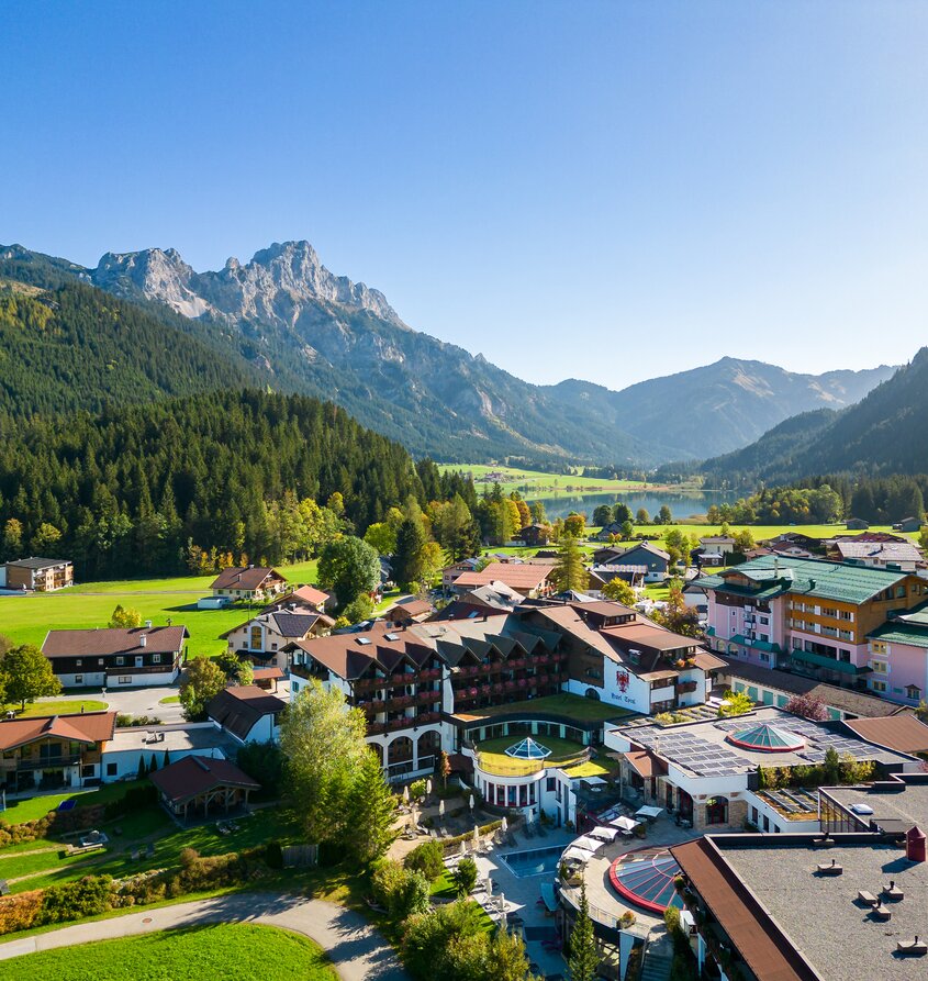 Hotel Tyrol am Haldensee mit Bergen im Hintergrund