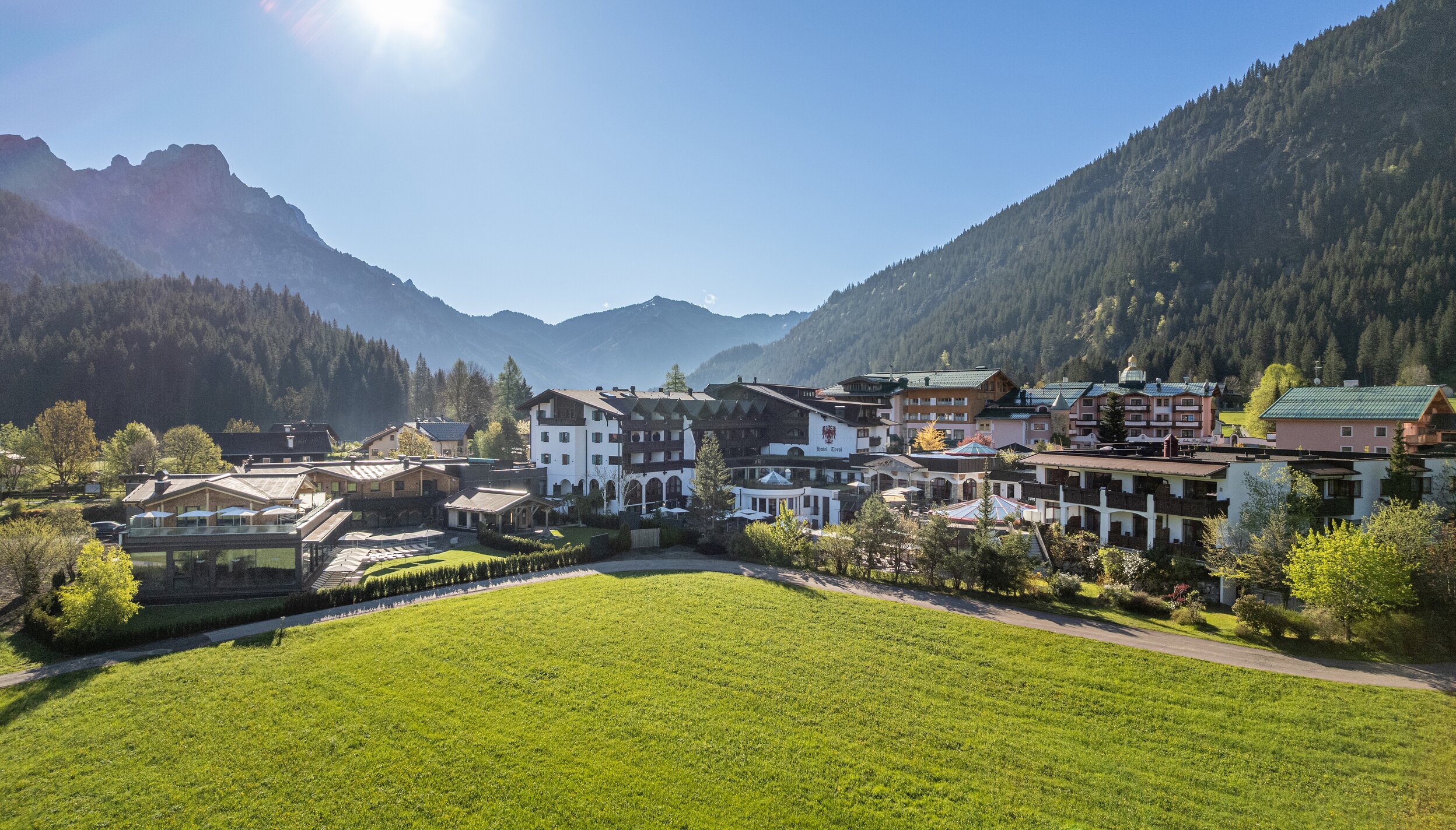 Hotel Tyrol am Haldensee, Drohnenaufnahme, Berge im Hintergrund