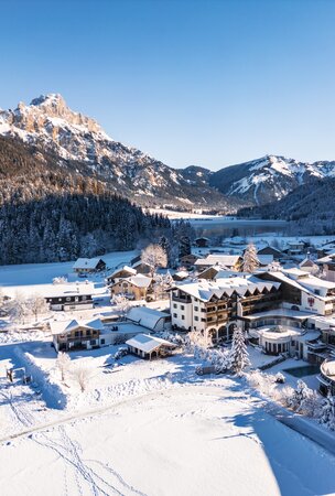 Hotel Tyrol am Haldensee im Winter mit Schnee und Bergen