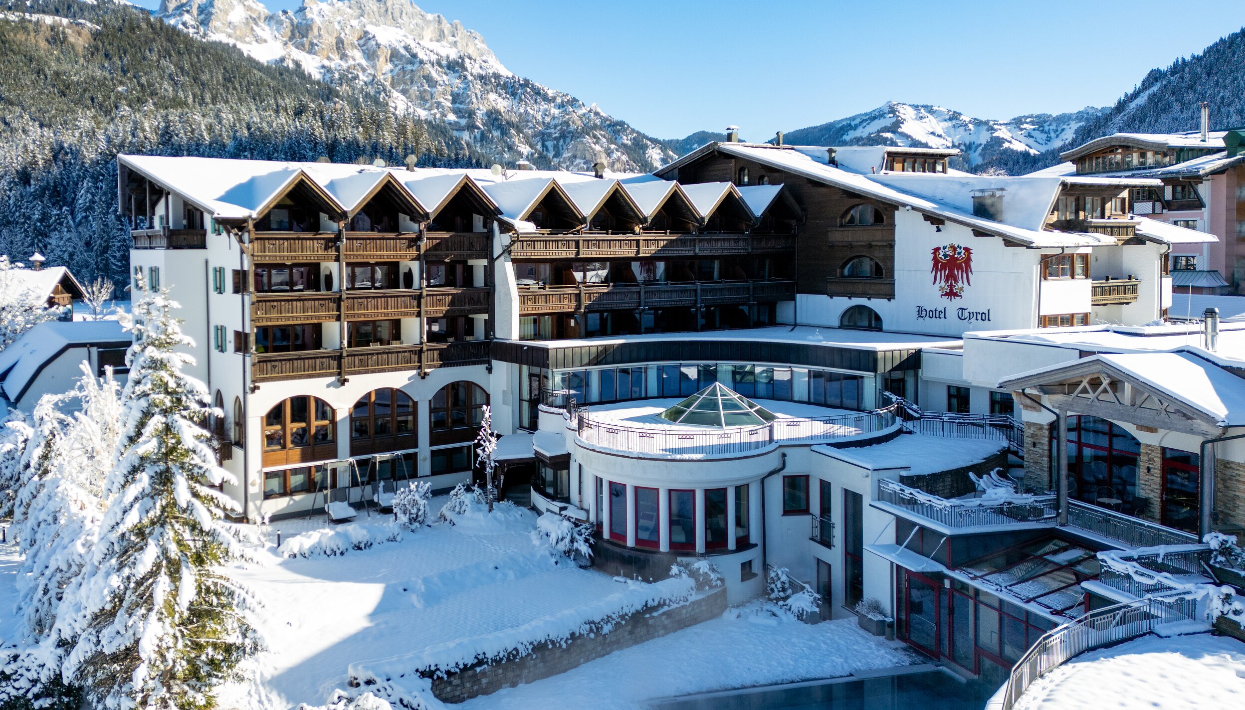 Hotel Tyrol am Haldensee im Winter mit schneebedeckten Bergen