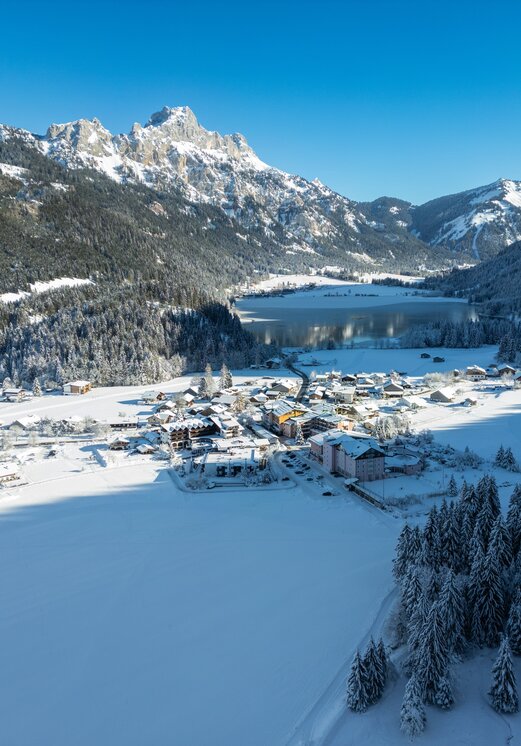 Winterlandschaft mit Hotel Tyrol am Haldensee