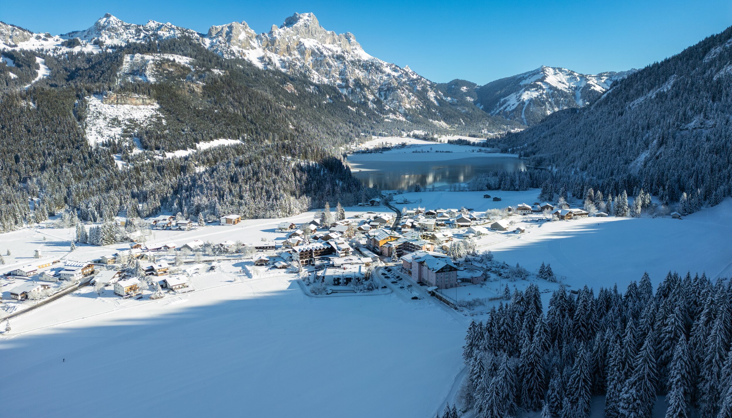 Winterlandschaft mit Hotel Tyrol am Haldensee