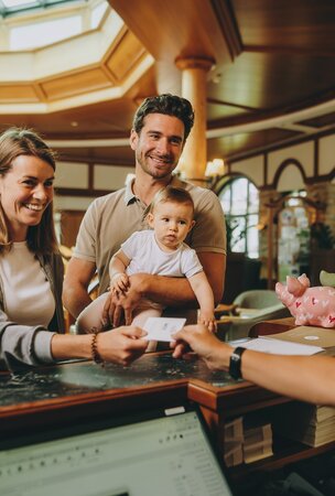 Familie checkt im Hotel Tyrol am Haldensee ein