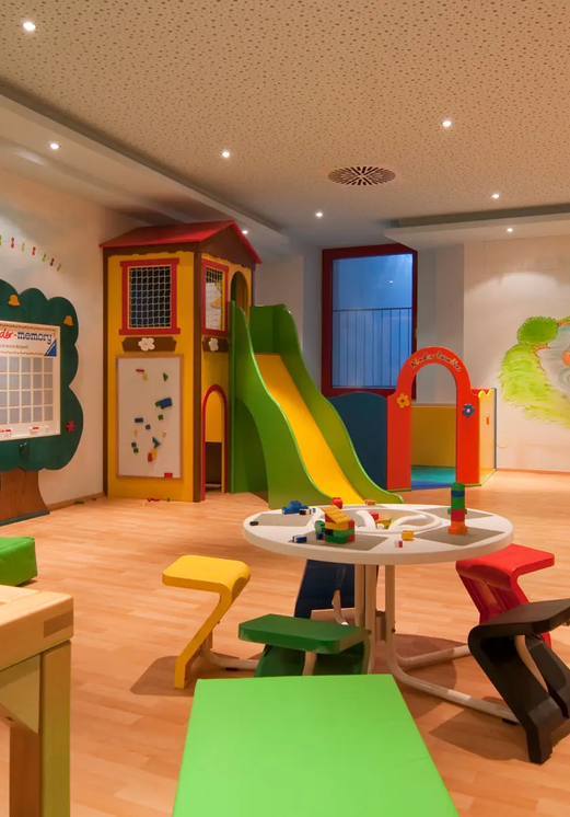 Kinderspielzimmer mit Spielzeug, Kletterwand und Malereien