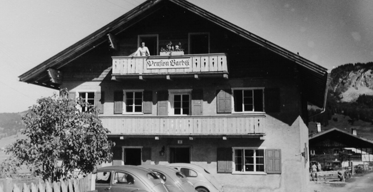 Historisches Schwarzweißfoto Pension Barbist am Haldensee, drei VW Käfer davor