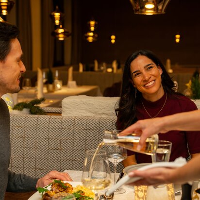 Paar beim Abendessen im Hotel Tyrol am Haldensee