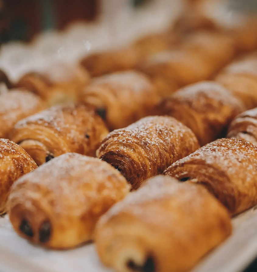 Frische Croissants und Schokobrötchen mit Staubzucker