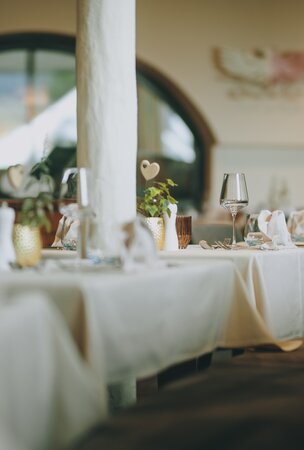 Gedeckte Tische im Restaurant Hotel Tyrol am Haldensee