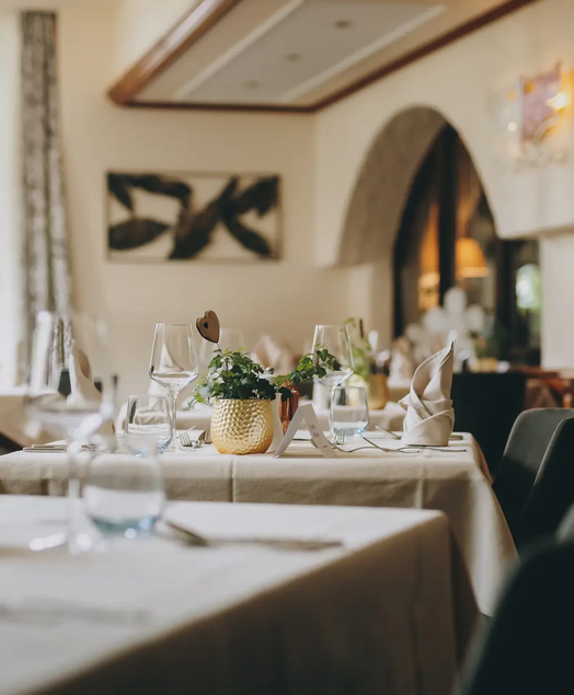 Gedeckter Tisch im Restaurant Hotel Tyrol am Haldensee