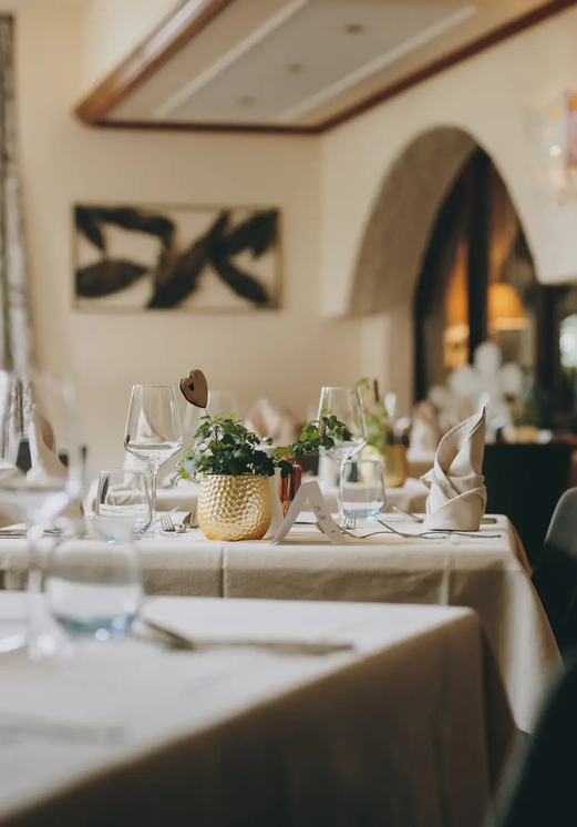 Gedeckter Tisch im Restaurant Hotel Tyrol am Haldensee