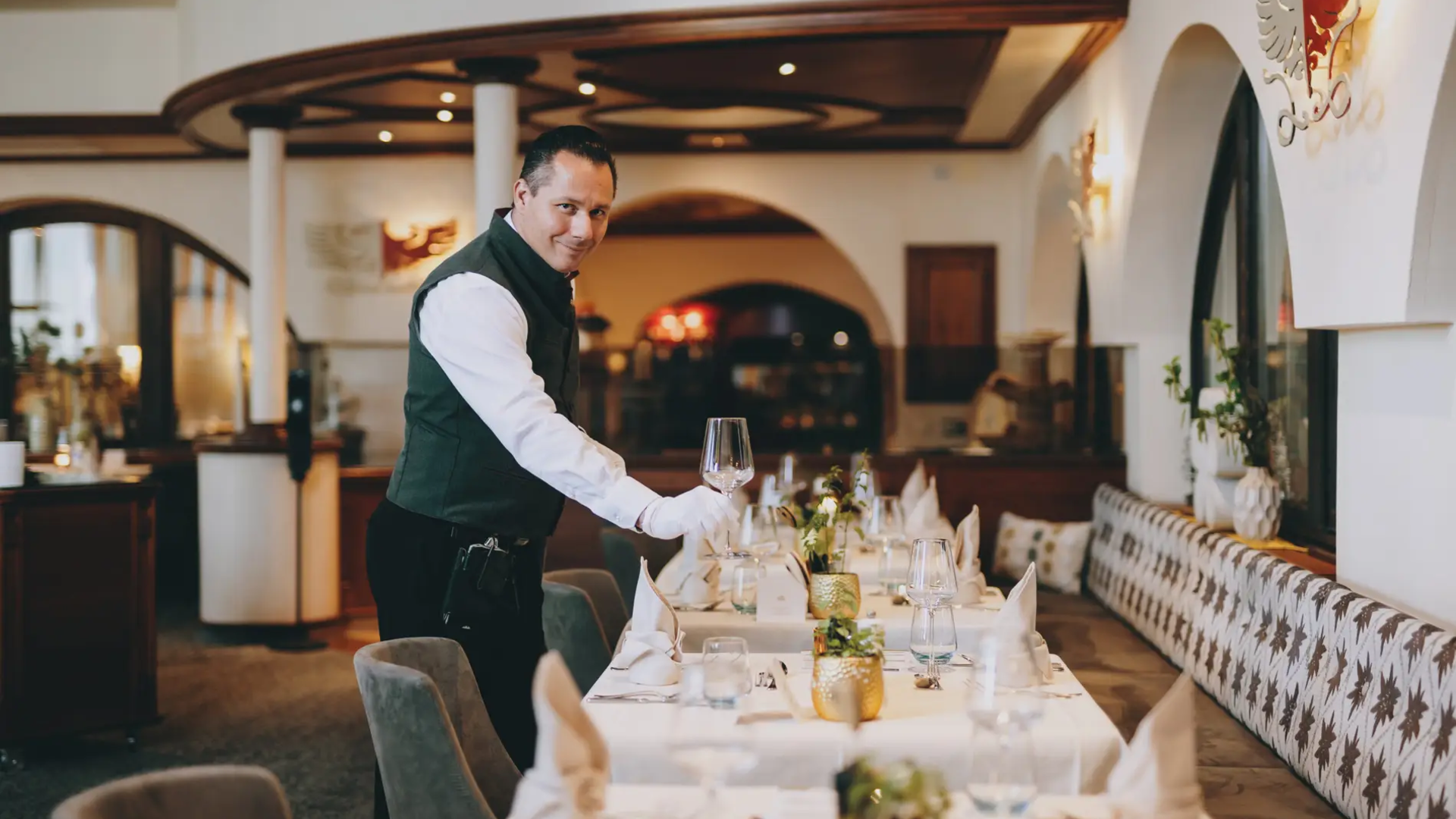 Kellner deckt Tisch im Hotel Tyrol am Haldensee