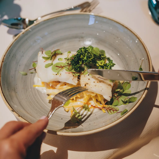 Fischgericht im Hotel Tyrol am Haldensee wird gegessen