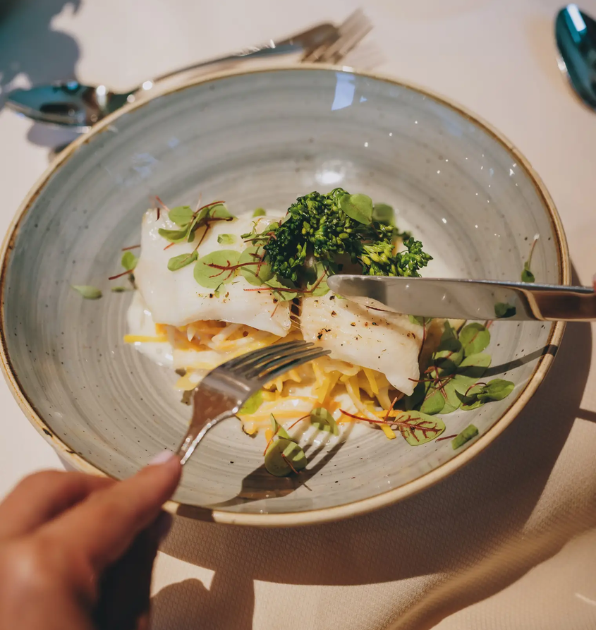 Fischgericht im Hotel Tyrol am Haldensee wird gegessen