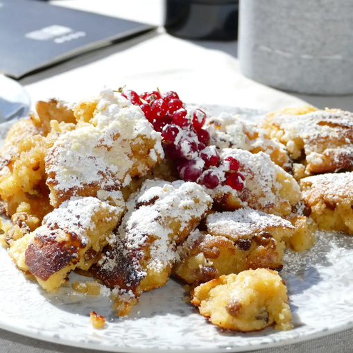 Kaiserschmarren mit Puderzucker und Preiselbeeren auf Teller