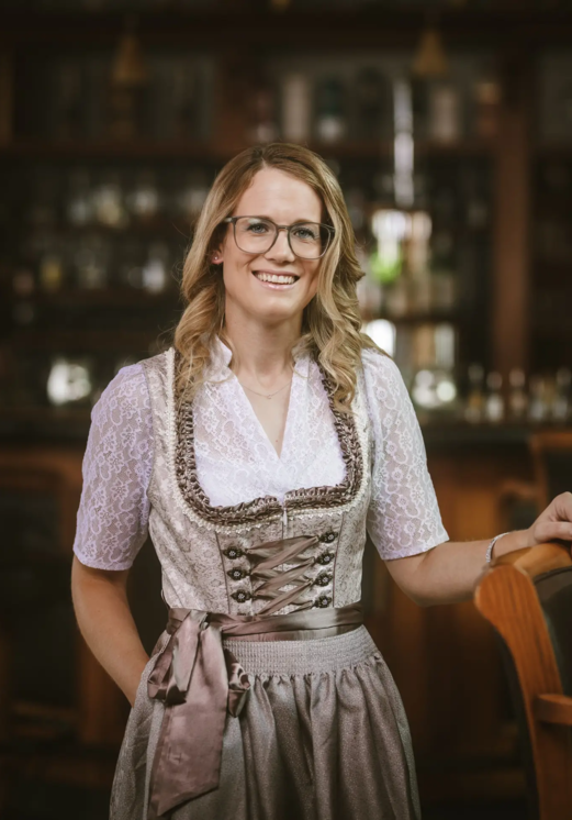 Frau im Dirndl lächelt, Hotel Tyrol am Haldensee