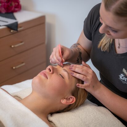 Frau bei Wellnessanwendung im Hotel Tyrol am Haldensee