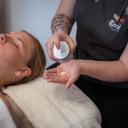 Frau bei Wellnessanwendung im Hotel Tyrol am Haldensee