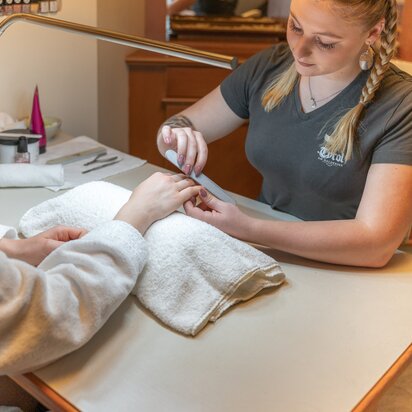 Frau bei Maniküre im Hotel Tyrol am Haldensee