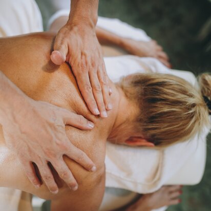 Frau bekommt Massage im Hotel Tyrol am Haldensee