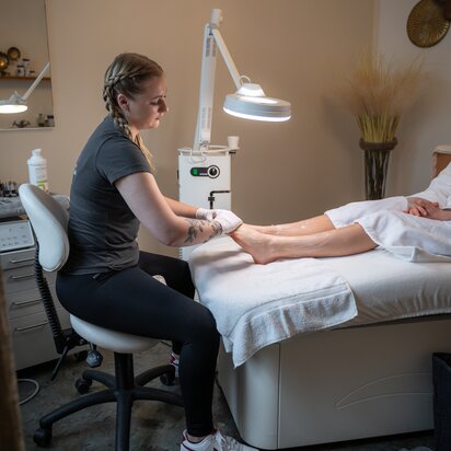 Frau bei Fußpflege im Hotel Tyrol am Haldensee