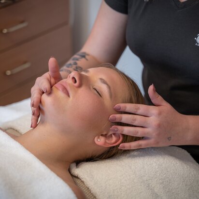 Frau erhält Gesichtsmassage im Hotel Tyrol am Haldensee