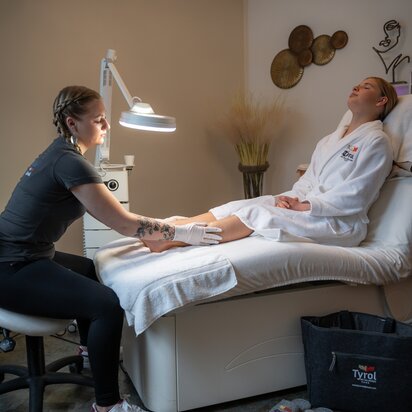 Frau bei Fußmassage im Hotel Tyrol am Haldensee