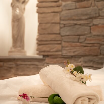 Wellnessbereich Hotel Tyrol: Handtücher und Dekoration