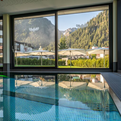 Innenpool im Hotel Tyrol mit Blick auf Berge