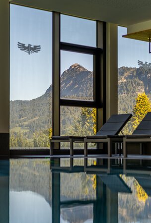 Schwimmbad im Hotel Tyrol mit Blick auf die Berge