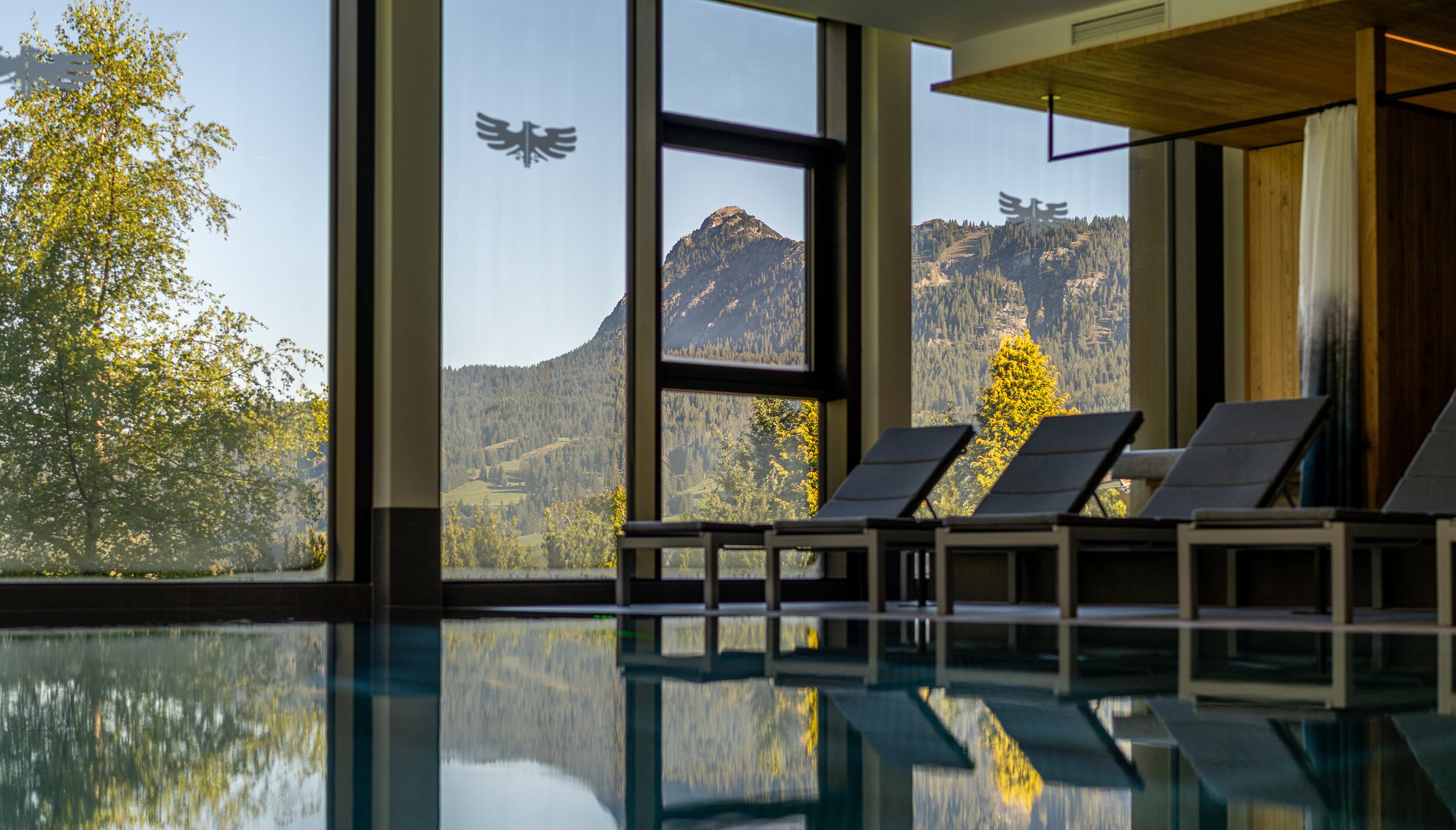 Schwimmbad im Hotel Tyrol mit Blick auf die Berge