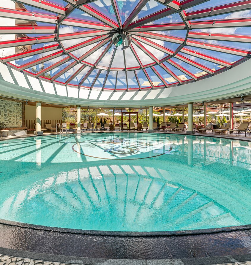 Hotel Tyrol: Schwimmbad mit Glaskuppel und Liegen