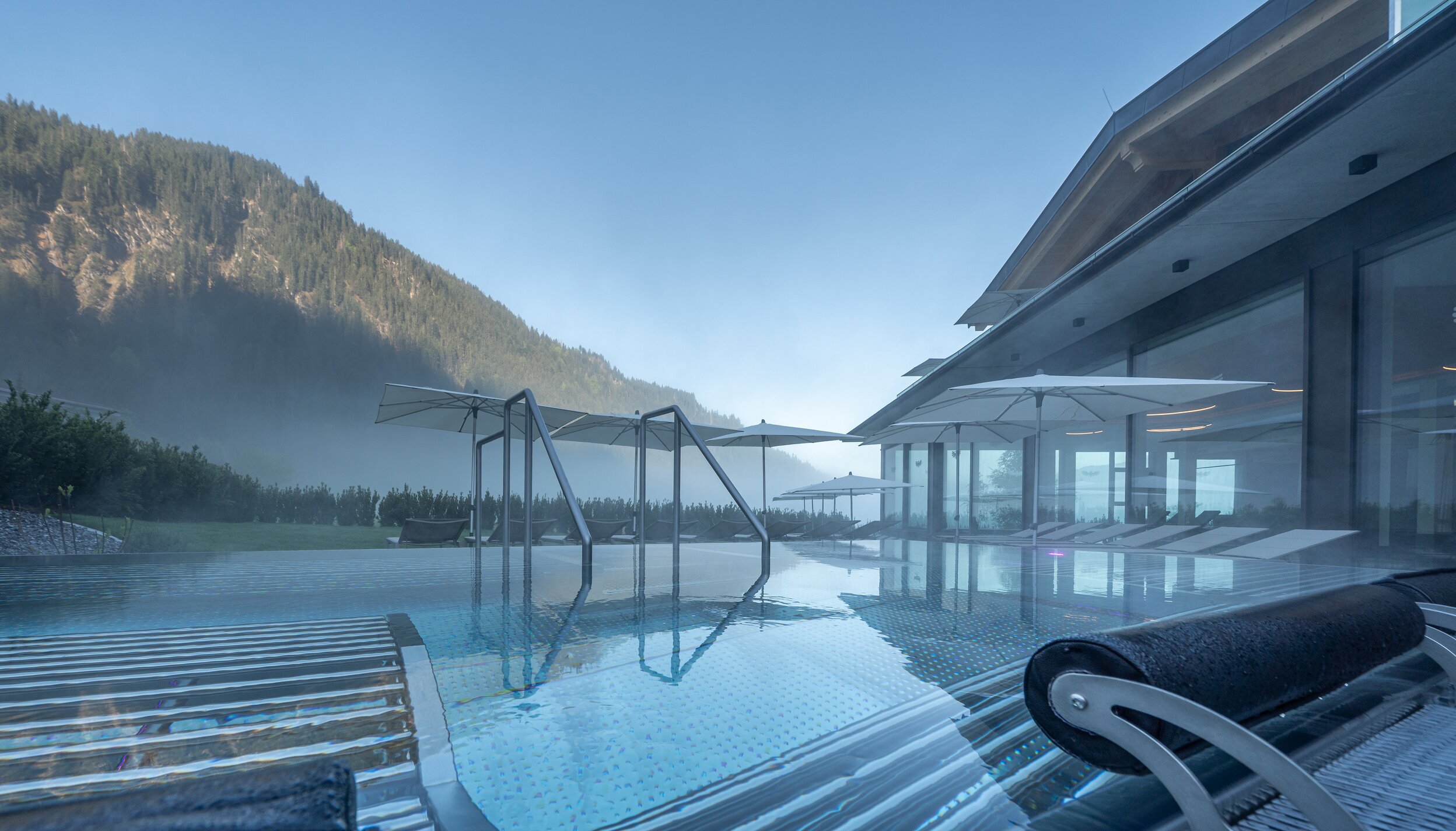 Hotel Tyrol: Outdoor whirlpool with mountain views at Haldensee