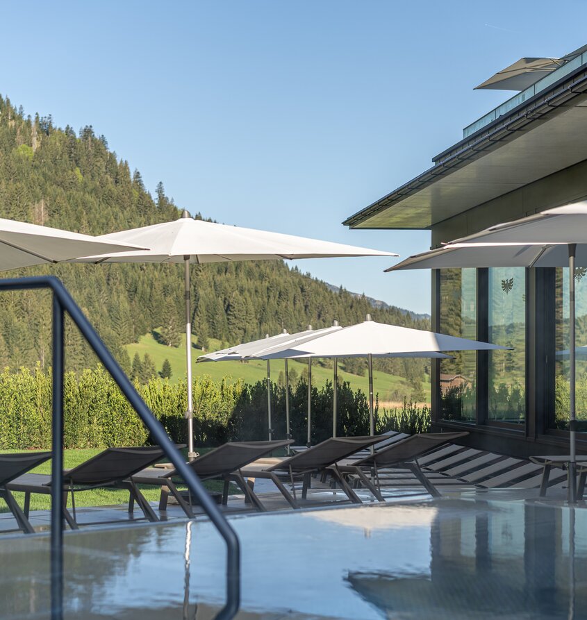 Hotel Tyrol: Whirlpool mit Liegen und Bergblick