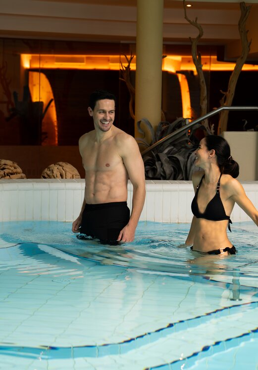 Pärchen im Hallenbad des Hotels Tyrol am Haldensee