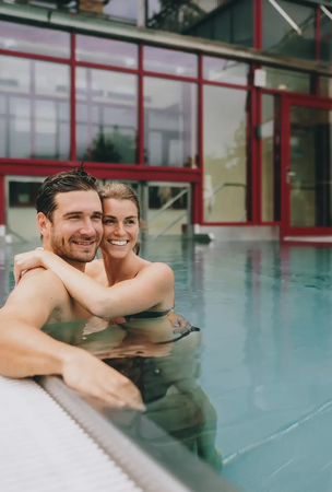 Paar umarmt sich im Hotel-Pool