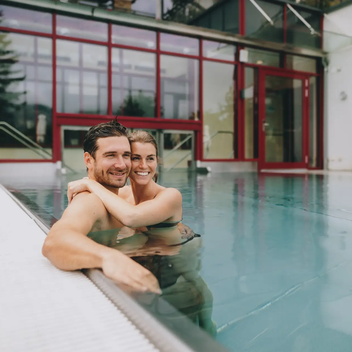 Paar umarmt sich im Hotel-Pool