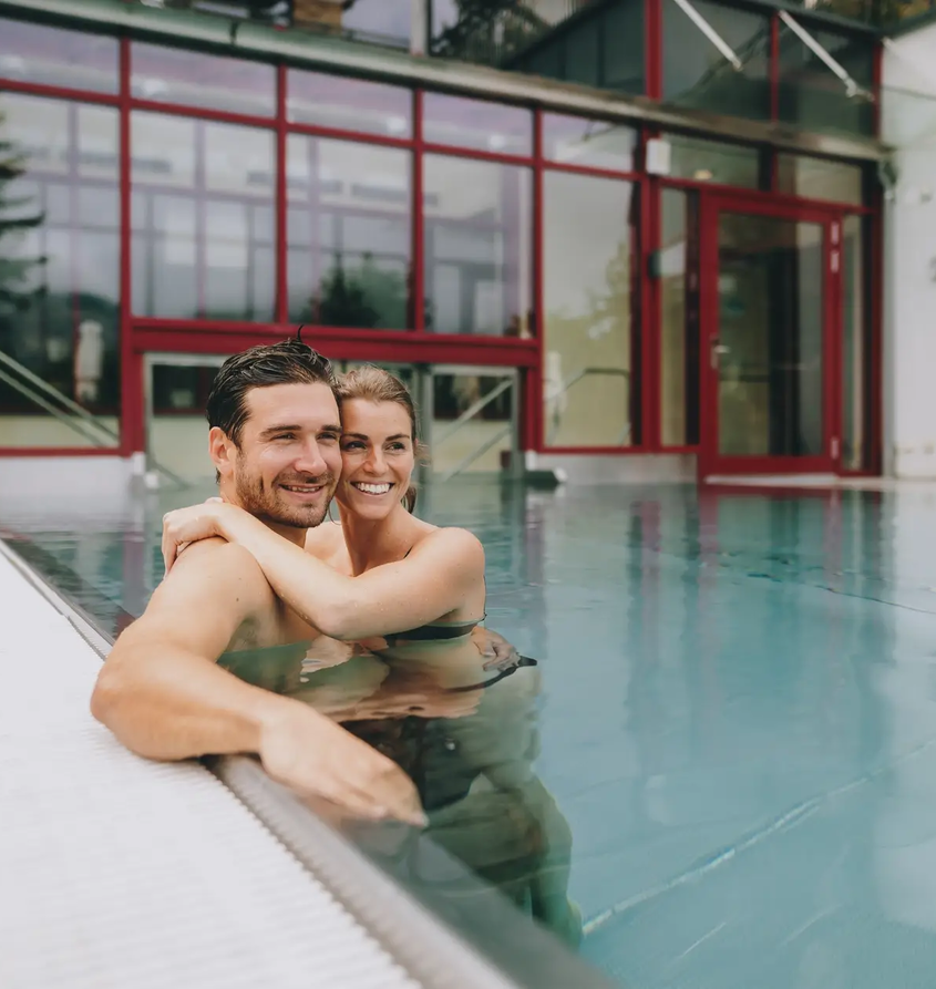 Paar umarmt sich im Hotel-Pool