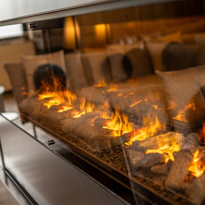 Kaminfeuer im Ruheraum Hotel Tyrol am Haldensee