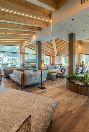 Hotel Tyrol: Ruheraum mit Liegen, Sofas und Holzbalken