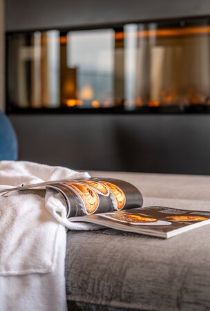 Ruheraum im Hotel Tyrol mit Kamin, Bademantel und Zeitschrift