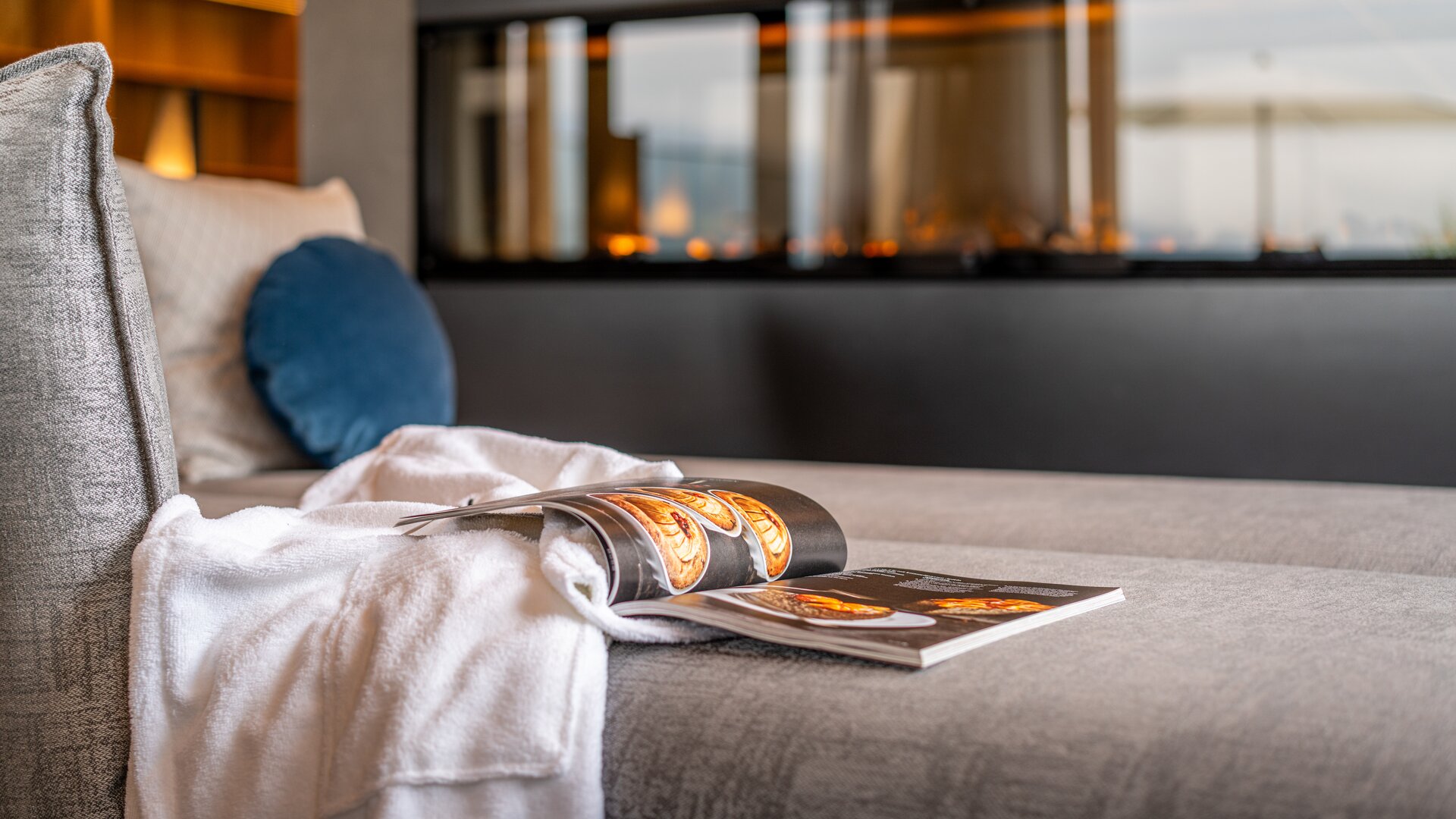 Ruheraum im Hotel Tyrol mit Kamin, Bademantel und Zeitschrift