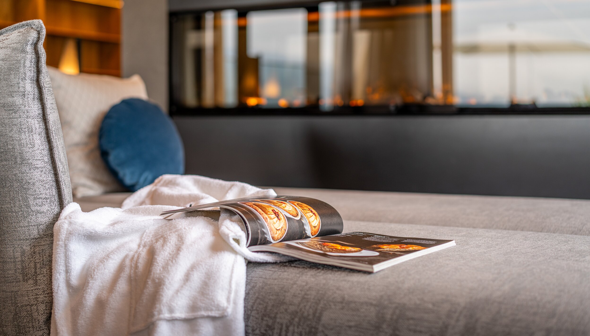 Ruheraum im Hotel Tyrol mit Kamin, Bademantel und Zeitschrift