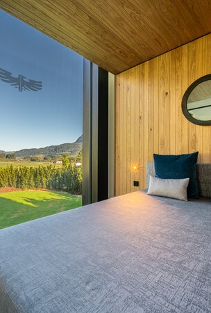 Hotel Tyrol: Innenansicht Schwimmbad mit Liegen und Pool