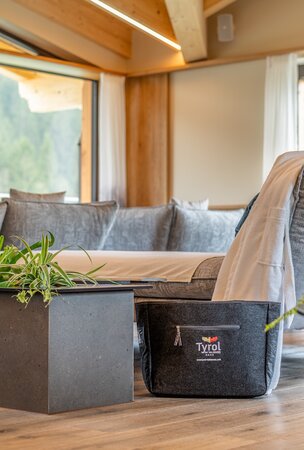Hotel Tyrol Ruheraum mit Sofa, Tisch und Pflanzen