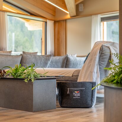 Hotel Tyrol Ruheraum mit Sofa, Tisch und Pflanzen