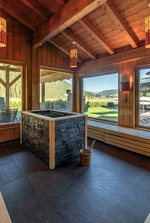 Hotel Tyrol Aussensauna mit Holzbänken und Blick auf Pool