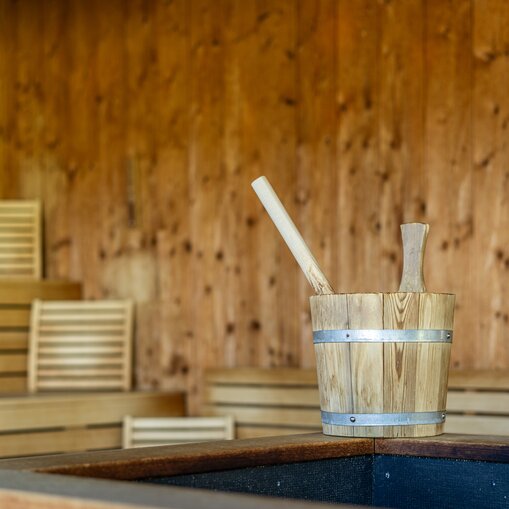 Aussensauna im Hotel Tyrol am Haldensee mit Holzeimer