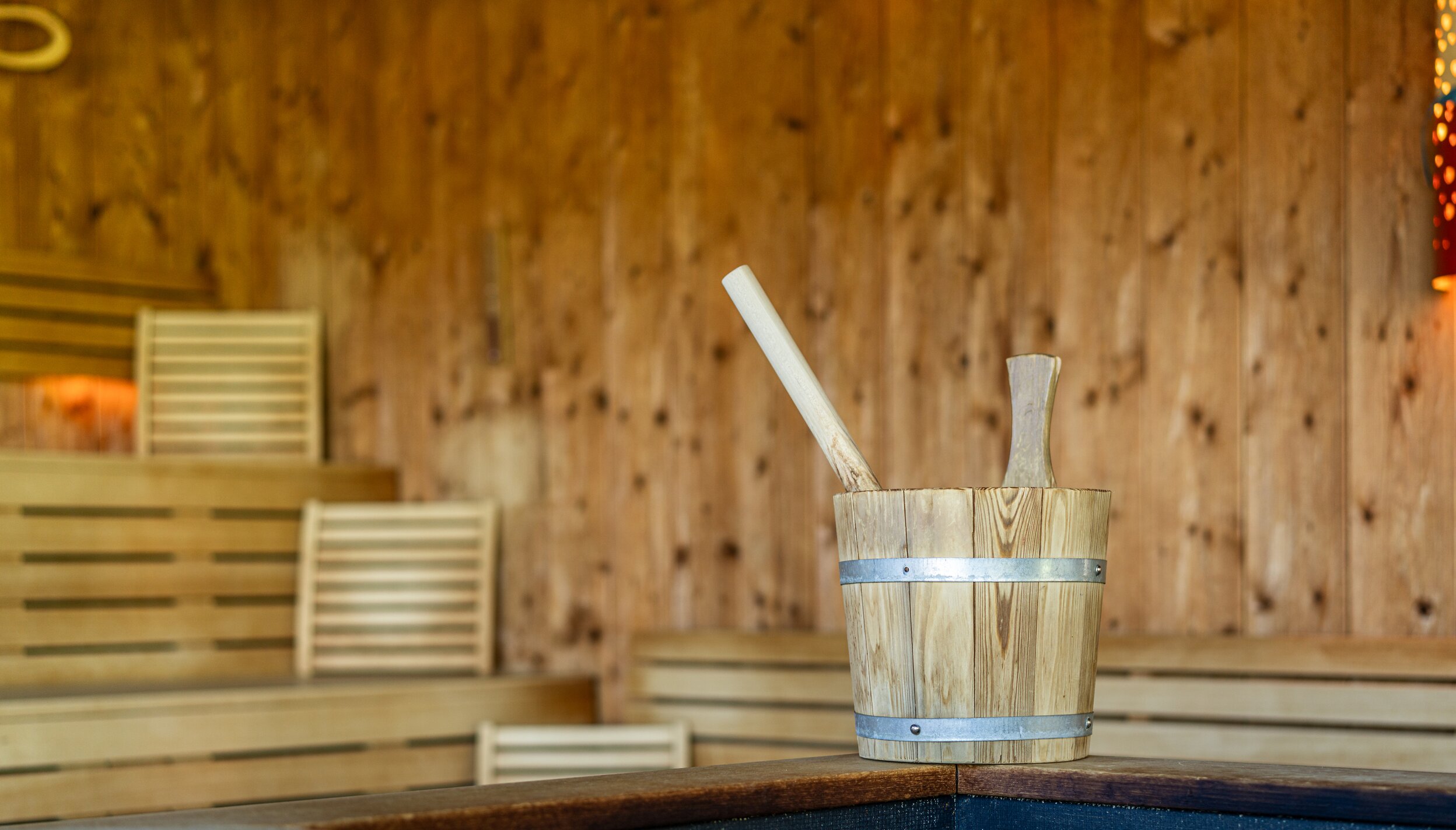 Aussensauna im Hotel Tyrol am Haldensee mit Holzeimer