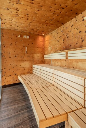 Familiensauna im Hotel Tyrol am Haldensee mit Holzverkleidung und Bänken